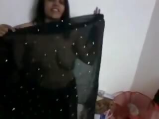 Indiai -ban fekete saree