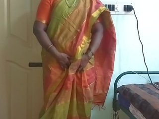 Indisk desi stuepike tvang til klipp henne naturlig pupper til hjem eier