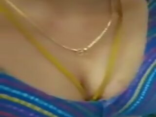 Tamil mājsaimniece gomathi rāda viņai first-rate krūtis ar audio