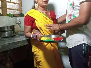 Holi равенство примамлив bhabhi ко color lagakar кухня стойка равенство | xhamster