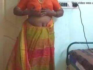 Hinduskie desi pokojówka wymuszony do klips jej naturalny cycki do dom owner