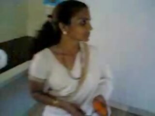 Indisk kone i kjøkken