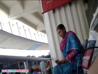 Tämä intialainen nainen tietää olen nykiminen