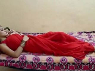 Indian cumnata inpulit în roșu saree
