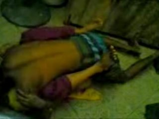Indian adorabil typical sat gagica chudai pe podea în ascuns camera - wowmoyback