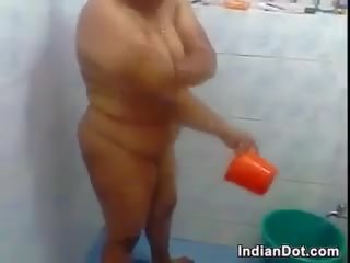 Mare indian femeie washing ei gras corp