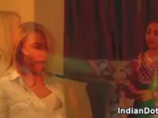 Ινδικό γυναίκα κυρίαρχος abuses αυτήν άσπρος/η σκλάβος φιλενάδα