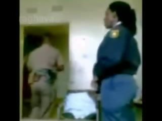 Policja szef ciesząc płeć żeńska junior oficer ukryty kamera