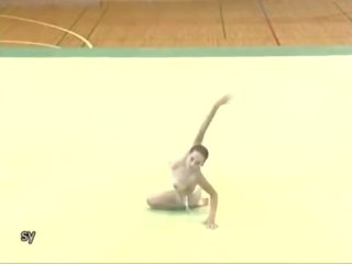 Corina dělá polonahá gymnastics