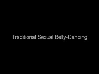 Sedusive indický mladý žena dělá the traditional sexuální břicho tanec